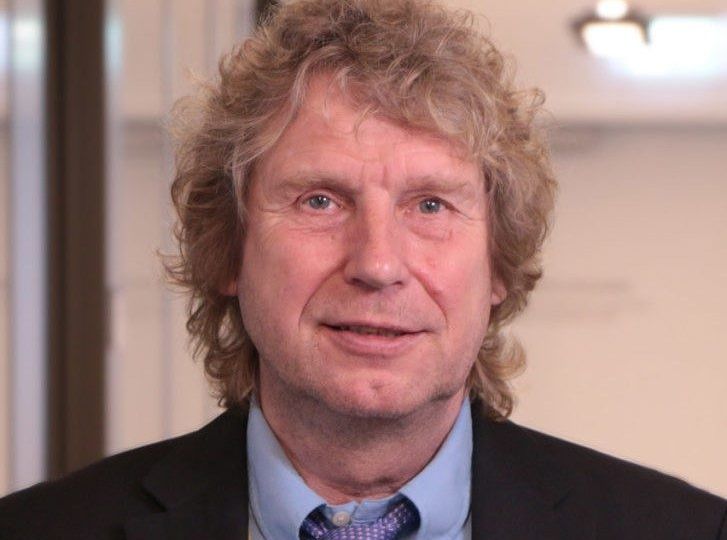 Portait_1_hoch-727x1024 (2)