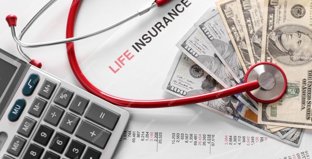 lebensversicherungskonzept-taschenrechner-stethoskop-und-banknoten-auf-hellem-hintergrund_392895-333656