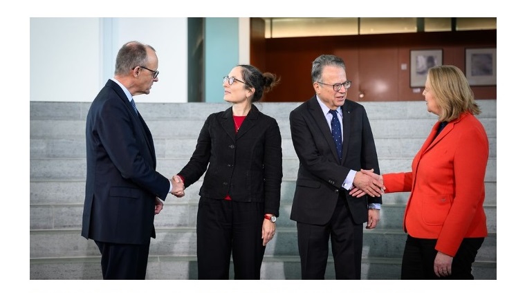 Bundeskanzler und Bindesarbeotsministerin mit den Vorsitzenden der Rentenkommission. 1