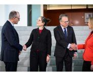 Bundeskanzler und Bindesarbeotsministerin mit den Vorsitzenden der Rentenkommission. 1